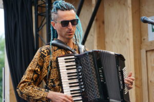 Ein Musiker der Gruppe Tzigan spielt Akkordeon